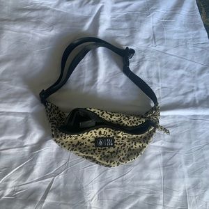 Cute volcom fanny pack (used once)